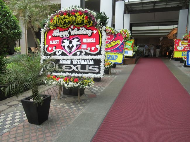 ホテルの入口には結婚式の看板なのかな？