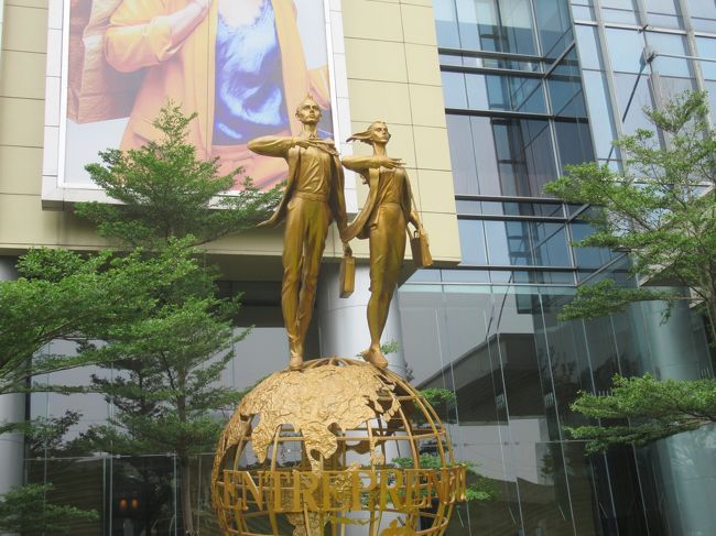 これも<br />どういう意味なのか？<br /><br />ここから先の歩道が工事中で歩くのが大変だった。道路はバイクがギリギリで横を通過していくし、ひやひやしながら歩いたけど、目的のマッサージが見つからない。このまま先に行っても歩くのが大変なので、戻ってきたらさっきはなかったマッサージ屋がロッテショッピングアベニューの中に入っている情報をゲット。