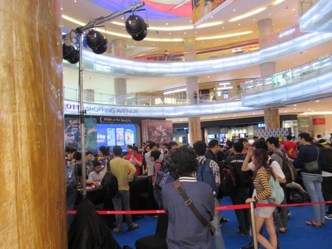 ポケモンのカードゲームなのかな？入口のイベント会場はすごい人だった