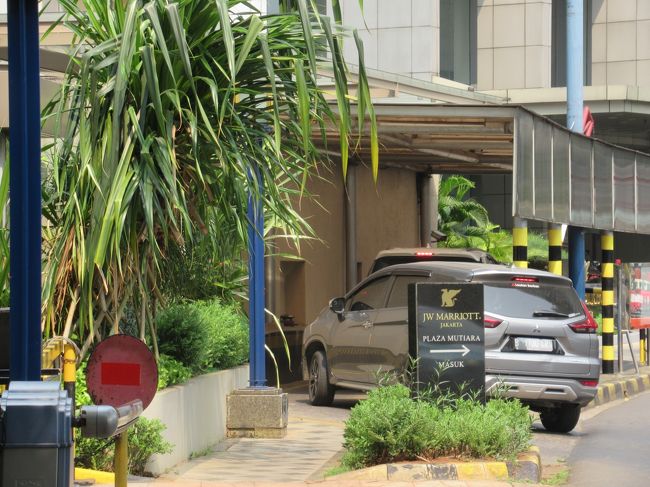 マリオットの車の入口<br />以前テロにあったらしく、チェックがすごくきびしかった。<br /><br />ホテルに戻ってきてパッキング。もう1度お風呂に入ったりして15時半にラウンジへ