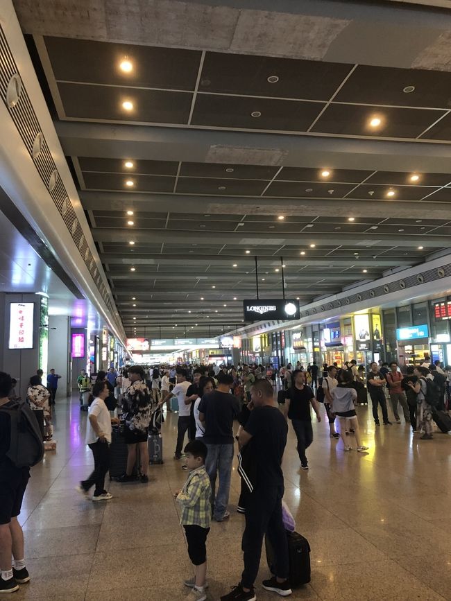 地下鉄で虹橋駅へ。このあと改札に近づくにつれて<br />さらに人込みの中へ・・・浦東から虹橋までは地下鉄2号線で直通ですが少し時間かかりますよね