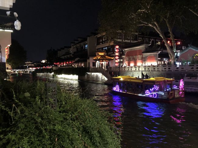 夫子廟付近の夜市と泰淮河<br />手を振り返してくれる人もいました