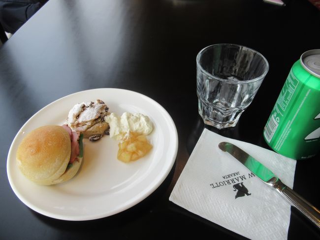 お昼ごはん<br /><br />この後ラウンジでおしゃべり。<br />夕方の渋滞すごくて空港まで2時間かかることもあるという話だったので、早めの17時過ぎには出ようと話てた。<br />しかしチェックアウトした時に22時の飛行機なら19時過ぎに出れば間に合うから、カクテルタイムで食べて行ってと言われた。この日は土曜日だったから、平日の渋滞とは違うのかな？<br />結局お腹がいっぱいなのと、ラウンジが寒くて限界だったので、17時半には失礼した。