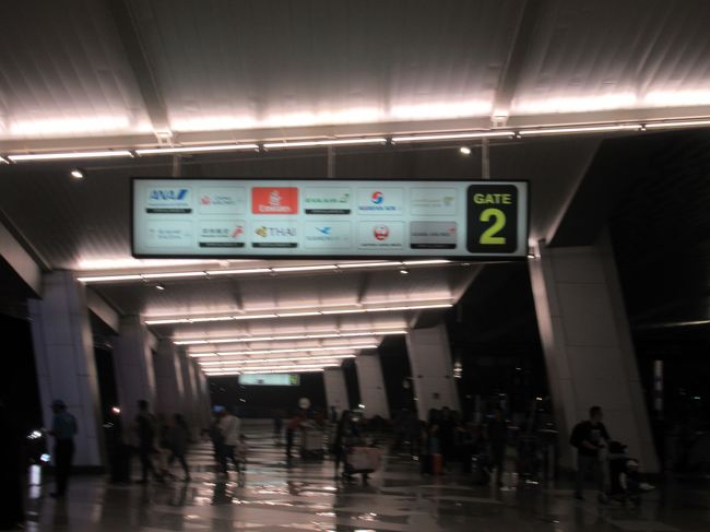 Grabを呼んだら5分くらいで到着。」途中ちょっとこんだけど、抜けた後は順調で18時25分には空港に到着。149000ルピアだった