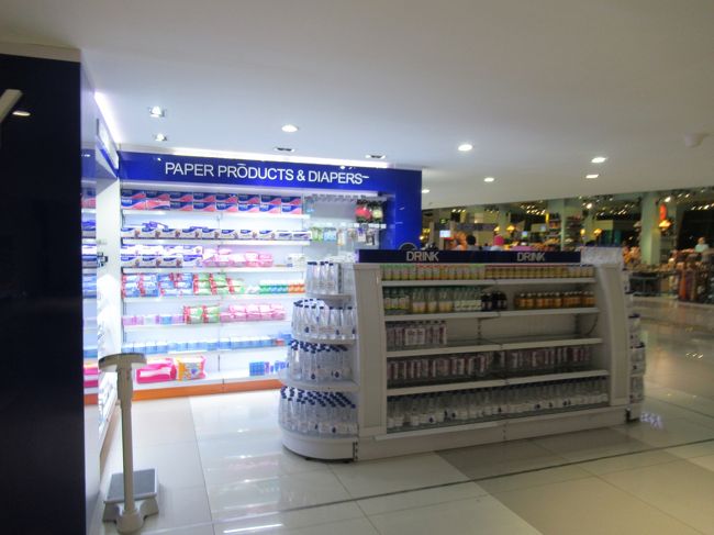 時間までネットをしたりして過ごす。<br />ラウンジ内は座るところを探すのも大変なくらい混んでたけど、私たちが出るころには落ち着いていた。<br />