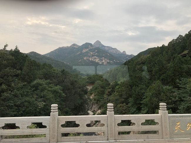 バスからの泰山です。よく登ったなあと思います<br />高さより階段がキツい