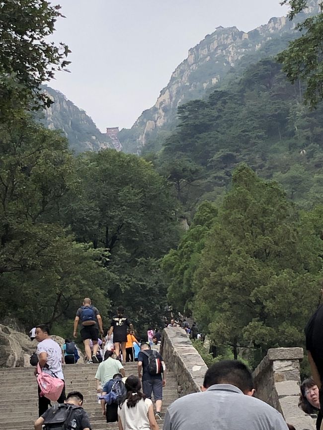 谷間に見えるのが南天門　まだまだ遠い