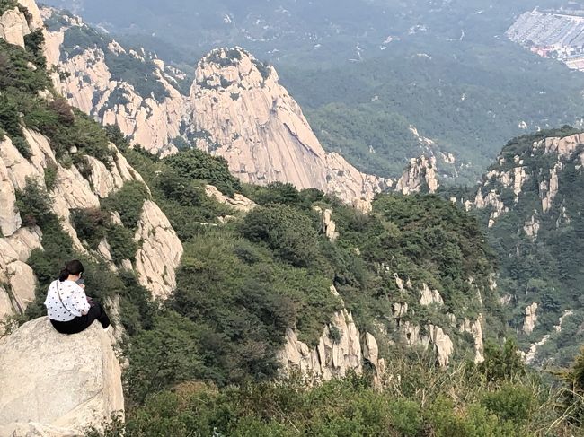 山頂からの眺め　飛び出した岩に座る女性　<br />何かあったのかと思いました