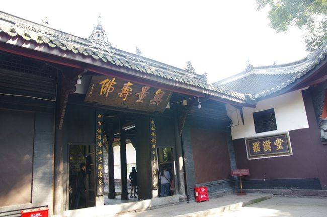 左が羅漢堂入口で、奥の建物が羅漢堂です。羅漢堂は咸豊元（1851）年創建で、ここには577体（仏菩薩20体・祖師59体・羅漢518体）の像が捧持されています。いろいろな表情をした羅漢像を目にすることが出来ます。この羅漢像は清代後期の作で、これだけの羅漢像を一同に見ることは他では望めず、圧巻といえるもので、寺内の目玉的存在といえます。