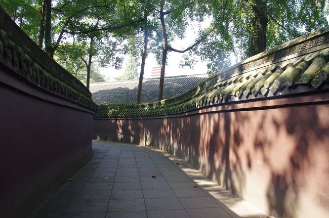 同じく璧道で、中央奥に舎利宝塔が見えます。