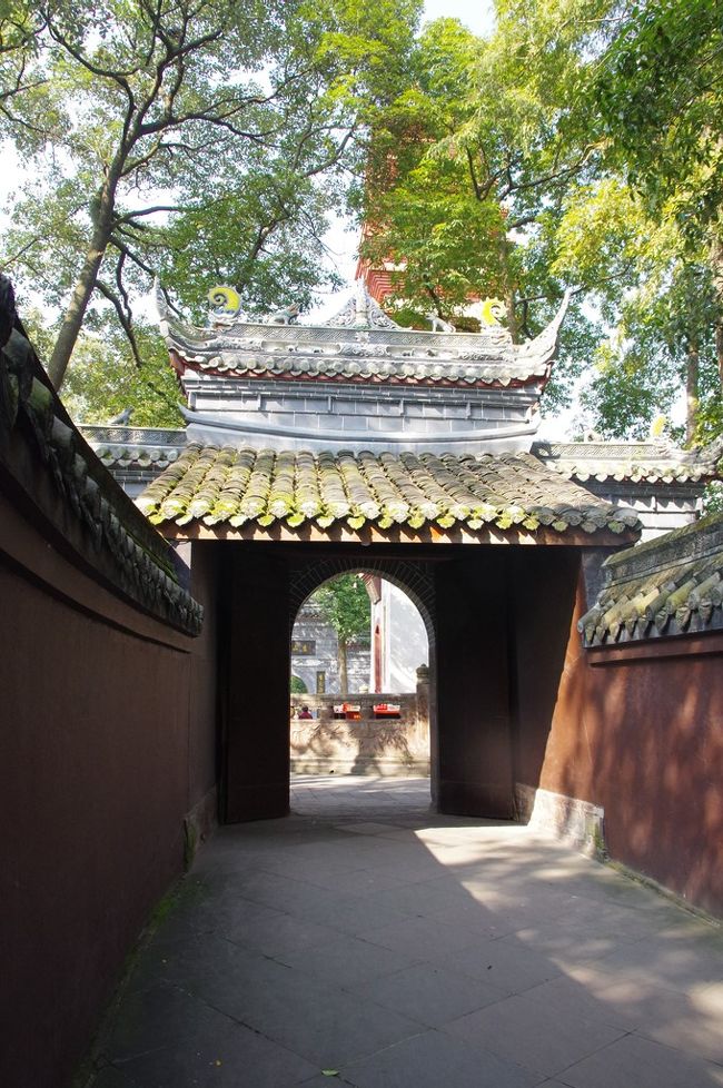 同じく壁道で、出口の門の後ろに舎利宝塔が見えます。