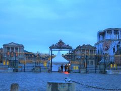 歩くこと約15分、ヴェルサイユ宮殿の正門が見えてきました。この時点で8時ちょっとすぎかな？
あの白いテントのところで簡単な手荷物検査を受けます。