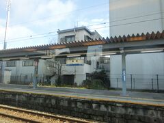 長浜駅までやってきました。
そういえば、このあたり、進行方向左側には琵琶湖が見えている、はずなのですが、取れた指定席が逆なので、見えません。
