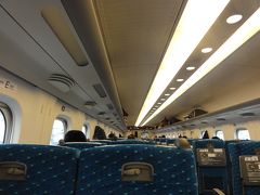 新神戸から乗った新幹線の車内です。日本人はほとんど居なくラグビーワールドカップのせいか、西欧人が多かった。
