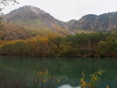 大正池に到着。曇り空ですが、焼岳が見えます。