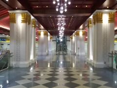 王宮エリアの最寄り駅サナームチャイです。バンコク市内で一番美しい駅と言われています。