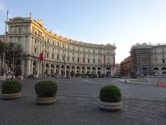 ホテルにチェックインしたら、テルミニ駅周辺の共和国広場へ。

古代ローマ時代、この辺一帯は「テルメ」→公共浴場だったそうです。