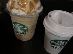 そう、ここはスタバの店内です。外の川床席に座れました！