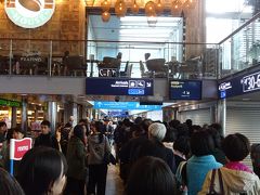 ヘルシンキ・ヴァンター空港到着！

帰り、日本人と韓国人専用の出国審査が長蛇の列。
遠すぎて先頭が見えないくらい＞＜

日本各地への帰国便がこの時間に集中してるのですごい日本人率。
