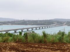 古宇利島側から見た橋。
その先（奥）に見えるのは屋我地島。
古宇利島へ行くには、今帰仁側からでも羽地側からでも、必ずこの屋我地島を通らなくてはいけません。