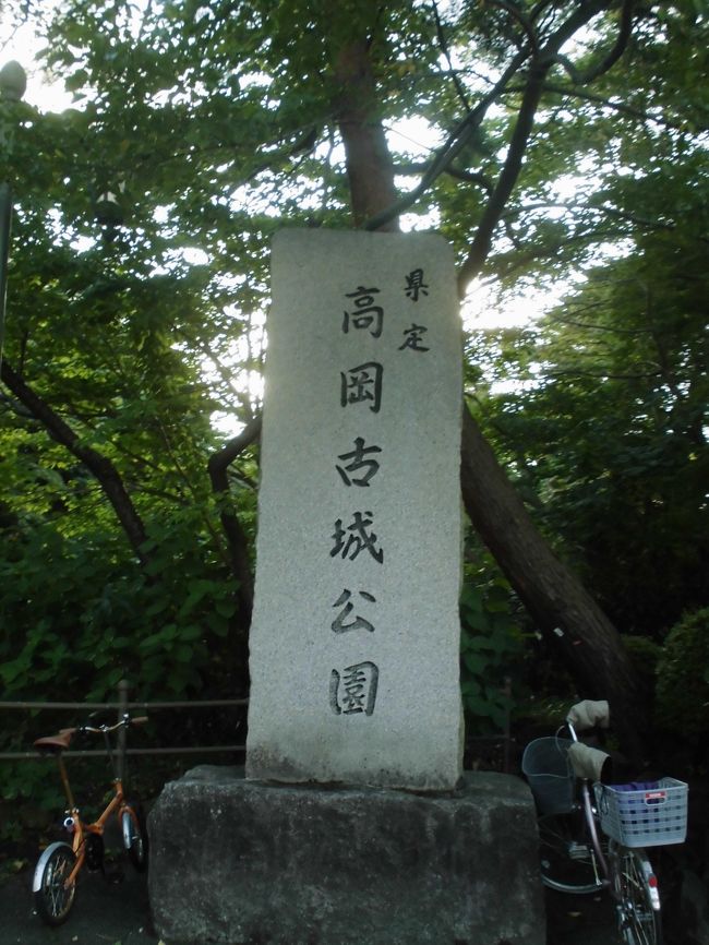 高岡古城公園にはたくさんの銅像がありました。