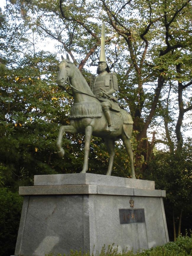 前田利長の像。甲冑が特徴的。