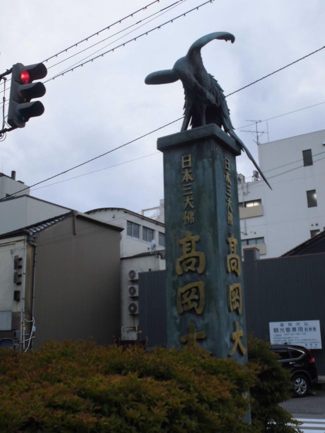 高岡大仏の名前が書かれた塔の上にも像がありました。