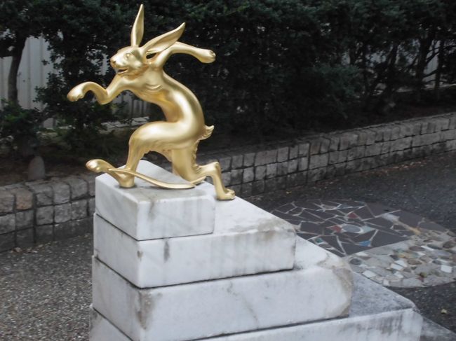 高岡市街にもたくさんの像がありました。これは黄金のウサギ。