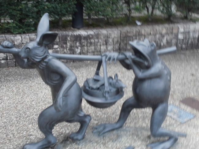 ウサギとカエル。鍋の中にはネズミが入っています。