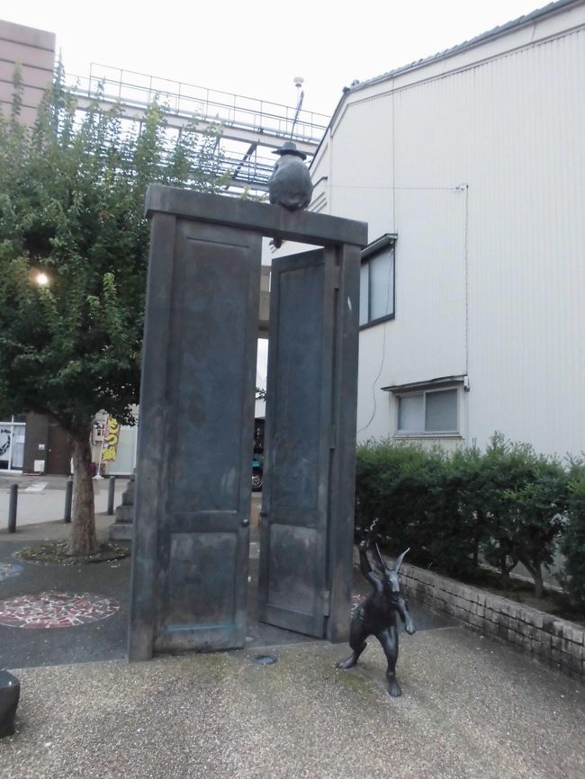 門の脇にいるウサギ。