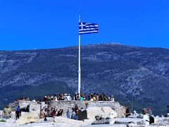 エレクティオンとパルテノン神殿の間の道をまっすぐ進むと展望台があります。アテネの街が一望できるフォトスポットですが、ギリシャ国旗がたなびくあたりは砦のようになっていて人が多いので、現地ガイドさんいわく「スリの多発地帯」とのこと。
