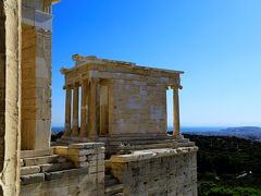 アテナ・ニケ神殿の横の高さまで石段を上ってきました。
イオニア式の柱で構成された、紀元前４２４年に完成した小さい神殿です。ニケはスポーツメーカー、ナイキの語源にもなっている「勝利の女神」　この神殿は、戦いで常に勝利をと願ったアテネ市民が、ニケがどこにも飛んで行かないようにと翼を切り落として祀ったと言われています。酷い話だ～（＞＜）