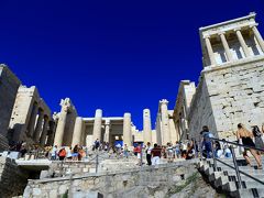 プロピライア（前門）と呼ばれる聖域への入口
右に写っているのはアテナ・ニケ神殿