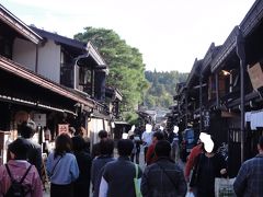 次に寄ったのが高山古い町並み、たくさんの人が行きかいます。