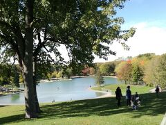 モン・ロワイヤル公園のカストール湖。
紅葉した木々が綺麗です。広大な公園は無料開放され、市民の憩いの場として沢山の人がくつろいでします。