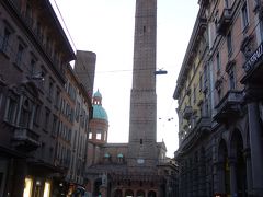 イタリアではピサの斜塔が有名ですが、傾いた塔は以外といろいろな所にあった。
アシネッリの塔