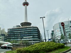 【京都駅前】

京都駅烏丸中央口前に大きく聳え立っているこの不細工な塔。

なんか、邪魔です。

台座となっている京都タワービルを含めた高さは131m、京都市内では最も高い建造物なんですと....何となく「昭和」...

1963年2月7日の地鎮祭後、建物は1963年8月13日に立柱式、1964年8月31日に開館。タワーは1964年2月3日に立柱式、12月28日の開業だそう。wiki