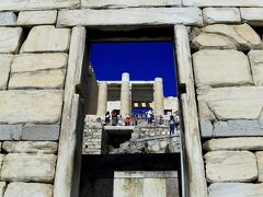 見どころ満載のアクアポリスですが、そろそろ自由時間も終わり。
紀元４世紀のローマ時代に防衛のため建設されたというブーレの門を通って集合場所へ。