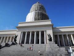 1929年、アメリカの国会議事堂をモデルに造られました。左右の彫像は台座を合わせると15ｍで世界第三位の大きさで、人が豆粒のようです。