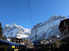 すっかり陽が昇ったグリンデルヴァルト駅。
最高のスノーリゾートですね♪
フランスや、オランダ、ドイツ、イタリアから、ふわふわの雪を求めて、スキーヤー、ボーダーが集まる街。