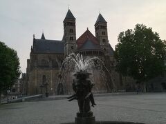 旧市街の中心、聖セルファース教会です。オランダの歴史はまるっきりわかりませんが、歴史を感じる教会です。