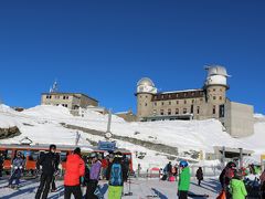 ゴルナーグラートの目の前にあるあの建物はホテルでして、マッターホルンビューの最高のホテル。
またスキー、ボードが出来るスノーリゾートのベストホテルなのです。
3100クルムホテルゴルナーグラート。
