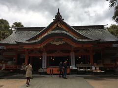 縁結びで有名な青島神社。ここは、古事記などで有名な神話「海幸山幸兄弟」伝説の舞台。山幸彦と豊玉姫のロマンスの地なんだとか