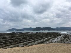 島の周囲を囲むのは国の天然記念物「鬼の洗濯板」