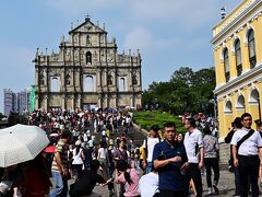 聖ポール天主堂跡は東アジアで一番大きな教会だったらしい・・・ですが、焼けてしまったそうな。

そういえばマカオの世界遺産はほぼ全部無料で観られます。
カジノ収入で潤っていてかつ積極的に観光客に来てほしいからなんでしょうね＾＾
いやしかし、観光するには人が多すぎる気もしますが^^;　でも我々もその一部か