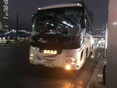 海浜幕張から成田空港まで乗車した京成バス
稲毛海岸駅発、検見川浜駅、幕張エリアの各ホテルを経由するため、海浜幕張駅到着は5分ほど遅れ（定刻17時30分発→実際17時36分発）
同じ乗り場から羽田空港行きも出発するのだが、そちらの列の方が長く、乗車できない人も結構いた