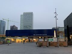 Zuid駅に到着です。
乗る予定の電車が出る10分くらい前に着いたので、朝ごはん、買えるかな？