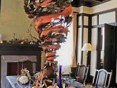 ベーリック・ホールのメインダイニング・ルームは、The Halloweenのティピカルなオレンジ色。

テーブルの上では、クルクルとつむじ風が渦巻いていた。


