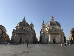 ポポロ門から入都した旅人が最初に見るローマ市街地。
ポポロ広場にある双子の教会。広場の中央にはオベリスクが建っています。
ベルニーニが監督官として工事したこの双子教会のドームは、よく見れば、右の教会は円形だが左は楕円となっています。ポポロ広場から伸びる三本の路を背にしているのですが、その道路の角度が等しくないため全く同じ形に作れなかったようです。そのため少し小さい左のドームを楕円にして斜めから見るようにして、両者が等しく見えるように視覚効果を演出。ベルニーニのアイディアといわれています。
教会の間の路がコルソ通りでヴェネツィア広場に通じています。
この広場の向いが聖マリア・ポポロ教会。