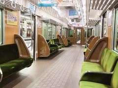深夜バスに乗って朝早くの梅田駅に到着しました。
梅田駅内を迷いながらそろそろ年齢的にも深夜バスはきついなあと思いつつ、どうにかこうにか阪急電鉄に乗り込みます。
阪急に乗ったのは初めてだったのですが、外装も内装も少しレトロな感じがして可愛いですね。